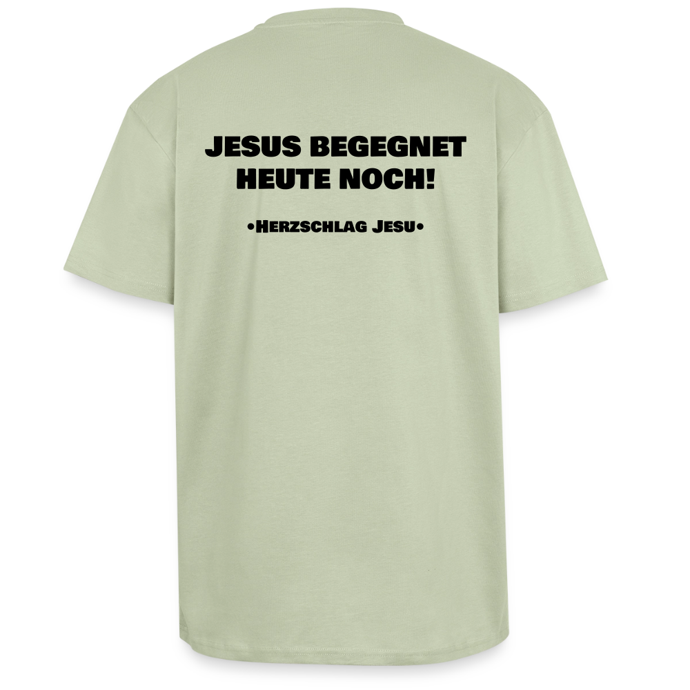 Oversized Heavyweight T-Shirt - Jesus begegnet heute noch! - Leichtes Salbeigrün 