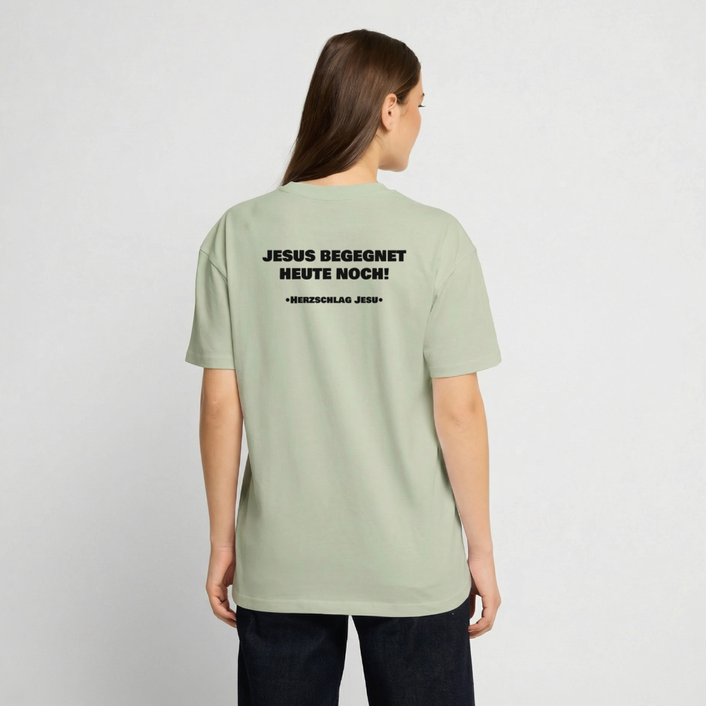 Oversized Heavyweight T-Shirt - Jesus begegnet heute noch! - Leichtes Salbeigrün 