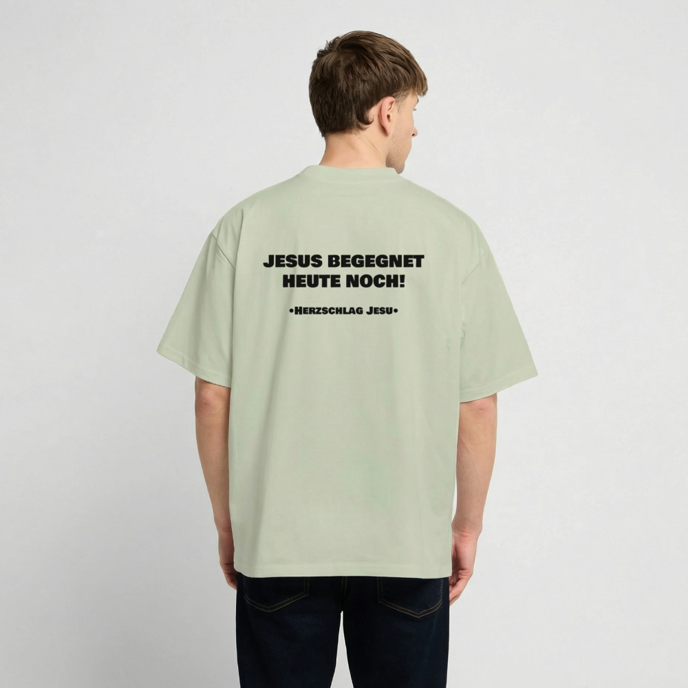 Oversized Heavyweight T-Shirt - Jesus begegnet heute noch! - Leichtes Salbeigrün 