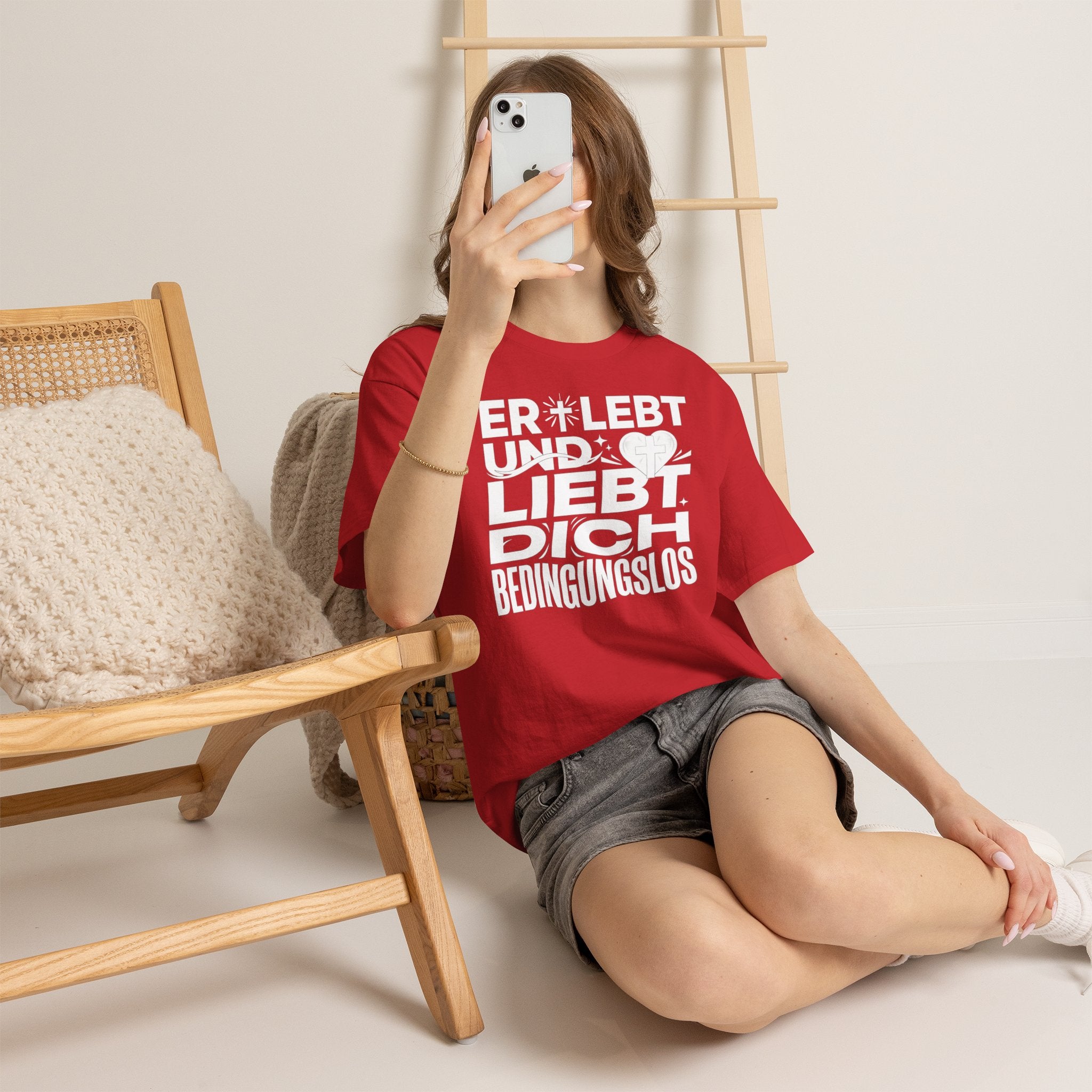 Er lebt und liebt dich bedingungslos T-Shirt