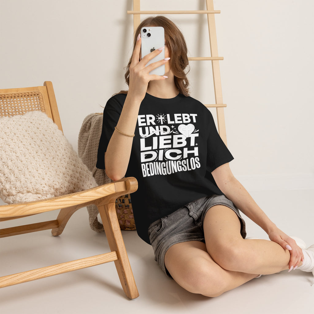 Er lebt und liebt dich bedingungslos T-Shirt